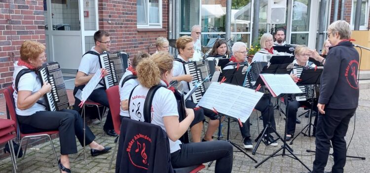 Huder Akkordeongruppe beim Sommerfest im Alexanderstift Wildeshausen